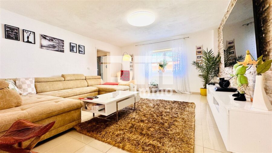 Umfangreich saniertes Fachwerkhaus mit 2 Terrassen, PV-Anlage und Nebengebäude - EG Wohnzimmer